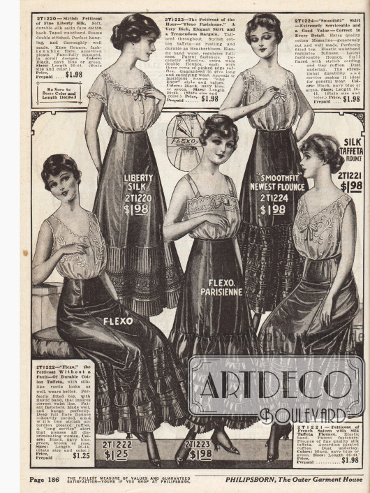 Petticoats (Damenunterröcke) mit Rüschen, die der Erweiterung des Rockes und damit der Silhouette dienen. Die Petticoats sind aus Baumwoll-Taft, „Liberty Silk“ (verstärktes Seiden-Satin und Baumwollrückseite), Baumwoll-Messaline (Seidengewebe) und französischem Satin mit Seiden-Taft.