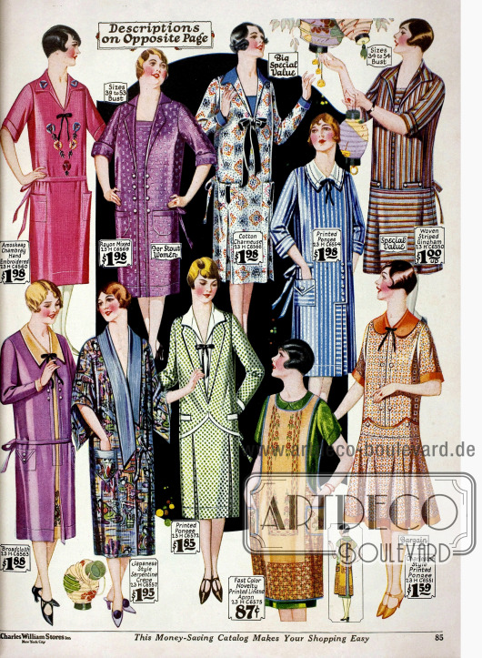 Günstige Haushaltskleider bis 1,98 $ aus Chambrai, Rayon Mischstoff, Baumwoll-Charmeuse, bedrucktem (Seide), gestreiftem Gingham, Breitgewebe und Leinen. Viele Kleider sind aus bedruckten Stoffen oder weisen Stickereien auf. Ein Kimono im japanischem Stil ist unten links (zweites Modell).