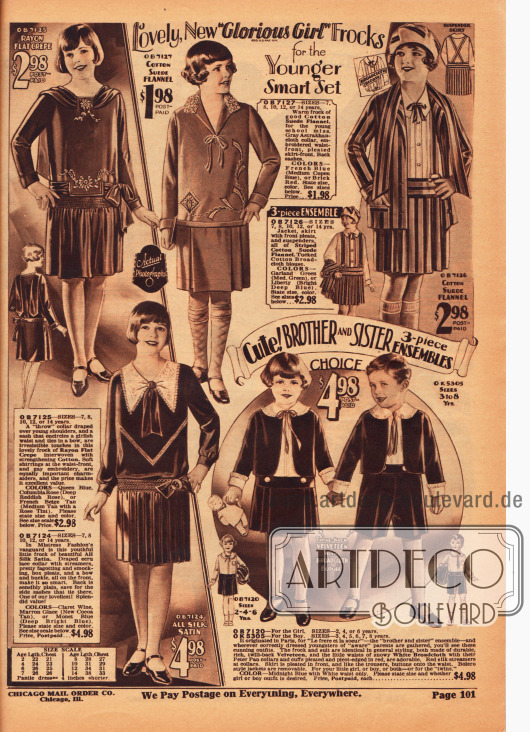 Drei Kleider und ein dreiteiliges Ensemble für Mädchen im Alter von 7 bis 14 Jahre aus Rayon-Krepp, Baumwoll-Flanell und Seiden-Satin. Mehrere Kleider zeigen Stickereien und Schleifchen.
Unten rechts wird zudem ein aufeinander abgestimmtes Kleidensemble für Schwester und Bruder im Alter von 2 bis 6 Jahre aus Samt und Breitgewebe präsentiert.