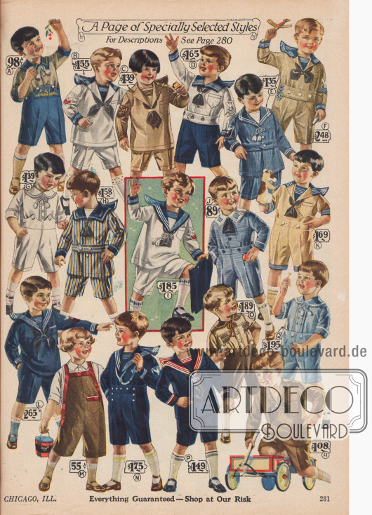 Spielanzüge für kleine Jungen im Alter von zwei bis acht Jahren. Vor allem Spielanzüge die wie Matrosenanzüge aufgemacht sind, sind besonders stark vertreten. Andere Modelle tragen Namen wie Oliver Twist. Die verwendeten Stoffe sind Chambray (leichtes Baumwollgewebe), Jeansstoff, merzerisierter Baumwolle, Leinen und Kord.