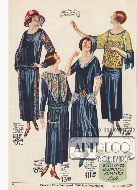 Vier Damenkleider aus Tussahseiden Krepp oder Seiden Crêpe de Chine, Seiden-Taft oder Seiden-Satin, Seiden-Taft und Seiden-Charmeuse.
Das erste Kleid ist aus zwei kontrastierenden Materialien hergestellt und zeigt die sehr tiefe Taillierung. Die beiden folgenden Modelle zeigen großzügige Spitzengarnituren aus silber-metallischer Spitze an Ärmeln, Taille und Ausschnitt. Das letzte Kleid besteht aus einem durchgehenden Unterkleid und einer Bluse aus goldfarbener Spitze im Kimonostil.