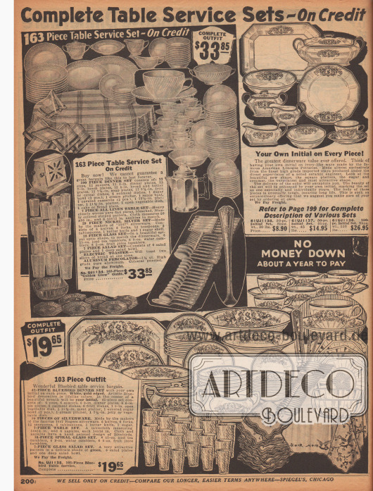 „Komplette Service- und Tischbesteck-Sets – Auf Kredit“ (engl. „Complete Table Service Sets – On Credit“).
Oben links ein 163-teiliges Tischservice. Das Set beinhaltet: 100 Porzellanstücke (Teller, Unterteller, Kaffeetassen, Suppenteller, Schüsseln, Obstschalen, etc.), sieben Stoffservietten einschließlich einer Tischdecke aus Leinen, ein 29-teiliges Silber-Besteckset der Marke 1847 Rogers (mit Messer, Gabeln, Teelöffeln, Esslöffeln, einem Buttermesser und einer Zuckerdose), ein 18-teiliges Glass-Set passend zum Service in Spiral-Optik (Saftgläser, Eistee-Becher und Wassergläser), ein siebenteiliges Salat-Set (Salatschalen und eine Salatschüssel), einen elektrischen Toaster und einen Kaffeekocher aus reinem Aluminium – insgesamt für 33,85 Dollar.
Oben rechts ein wahlweise 32-, 50- oder 100-teiliges Porzellanservice, das mit den Initialen des Käufers versehen wird.
Unten ein 103-teiliges Tischservice bestehend aus einem 42-teiligen Porzellanservice mit Bluebird Motiv (in den USA ein Glückssymbol), einem 29-teiligen Silberbesteck, einem Tischtuch und Stoffservietten ebenfalls mit Bluebird Motiv, einem 18-teiligen Spiralglas-Service und einem siebenteiligen Salat-Service aus Glas.