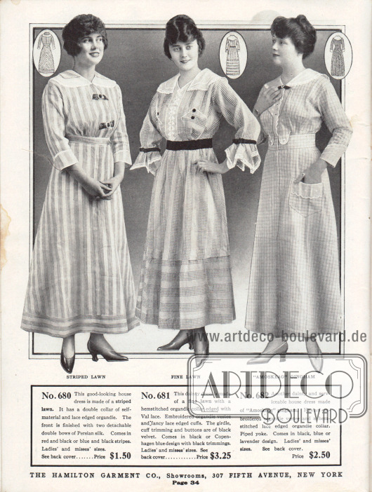 Sehr günstige Haushaltskleider aus gestreiftem Linon (oder Batist) und „Amoskeag“ Gingham.
Das erste Kleid besitzt eine zweilagige Kragengarnitur aus spitzebesetztem Organdy. Zwei abnehmbare Schleifen aus persischer Seide zieren die Brustpartie. Das zweite Kleid zeigt ebenfalls eine Kragen- und Brustgarnitur aus Organdy mit Hohlsaumverzierung und Stickerei. Gürtel, Knöpfe und Ärmelborten bestehen aus schwarzem Samt. Auch die Garnitur des rechten Hauskleides ist aus Organdy und zeigt eine wellig-gezackte Berandung.