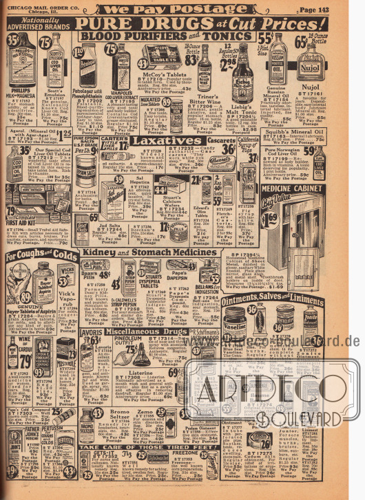 „Landesweit beworbene Marken – Reine Arzneimittel zu Schnäppchenpreisen!“ (engl. „Nationally Advertised Brands – Pure Drugs at Cut Prices!“).
Phillips Milk of Magnesia (Zahnputzmittel), Scott’s Emulsion (Lebertran), ein komplettes Erste-Hilfe Set, Blutreinigungsmittel und Toniken wie Petrolagar mit Phenolphthalein, Wampole’s Lebertran Extrakt, McCoy’s Tabletten, Nuxated Eisentabletten, Triner’s Bitter Wein, Liebig’s Malztonikum, russisches und norwegisches Mineralöl, Nujol (Gleitgel), Abführmittel wie Epsom Salz (Badesalz), Jod Salz, Carter’s Little Liver Pillen, Cascarets, Sal Hepatica, Stuart’s Calcium Scheiben, Beecham’s Pillen, Edward’s Oliven Tabletten, Fletcher’s Castoria, „California Syrup of Figs“, Blutwäsche Medikamente wie Doan’s Pillen, Dr. Caldwell’s Sirup Pepsin, Stuart’s Dyspepsia Tabletten, Pape’s Diapepsin, Bell-Ans gegen Magenverstimmung, Mittel gegen Husten und Erkältungen wie Bayers Aspirin Tabletten, Vick’s Vaporub, „Wine of Cardui“, Lydia F. Pinkhams „Vegetable Compond“, Musterole, Pepe’s Cold Compound, Father John’s Medizin, Pertussin gegen Husten und Erkältungen, Salben wie Vaseline, Unguentine, Mentholiatum, Zonite (Antiseptische Salbe), Pazo Pile Balsam, Baume Bengue gegen Rheuma, Cadum, Absorbine Junior, Sloan’s Einreibemittel sowie Lavoris, Pineoleum Zerstäuber, Listerine, Dr. Schiffmann’s Asthmador gegen Heuschnupfen, Bromo Seltzer, Zemo, Poslam Salbe, Gets-It gegen Hühneraugen, Jiz für wunde Füße und Freezone.
In der Mitte rechts befindet sich zudem ein Badezimmerschrank für Arzneimittel und Hygieneartikel.