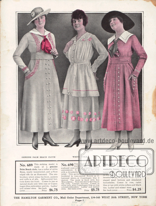 Einfache Sommerkleider für Frauen aus echtem „Palm Beach cloth“ (günstiger, sommerlicher Mischstoff aus Angorawolle und Baumwolle oder Linen), weißem Schleierstoff und rosa Waschleinen.
Das erste Sommerkleid besitzt einen Kragen mit Hohlsaumstickerei sowie eine Krawatte aus Seide mit Picot Rand. Beidseitig sind Stickereien ausgehend von der Schulter bis zu den Taschen geführt. Die Knöpfe sind mit dem Kleidstoff bezogen. Das zweite Kleid präsentiert einen bestickten Kragen aus Organdy. Rosafarbige Blüten sind auf den Rock und die Schulterpasse gestickt. Auch das dritte Kleid zeigt einen Kragen mit Hohlsaumarbeit sowie eine schwarze Seidenkrawatte. Der Rock ist mit einer tiefen Kellerfalte versehen. Perlmuttknöpfe zieren Front und Taschen.