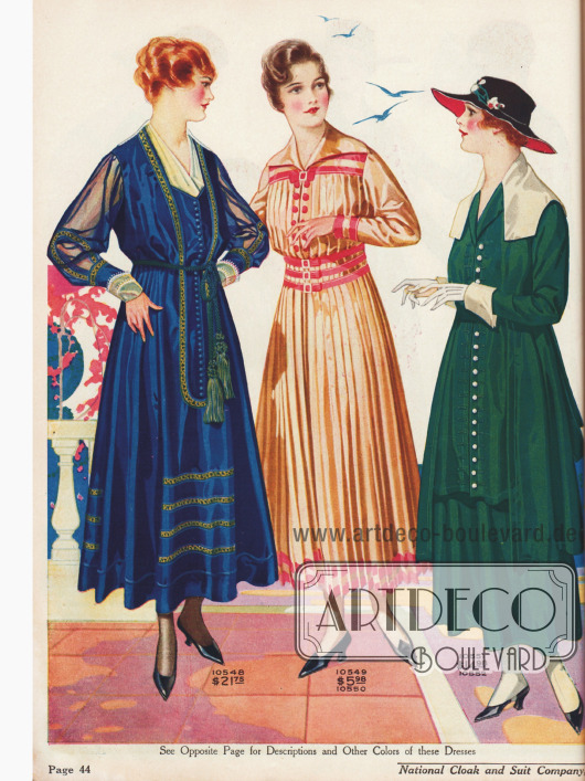 Das blaue Kleid zeigt eine weiße Seiden-Georgette Garnitur, ein Seil mit Quasten-Enden als Gürtel, Stickereien und mit Westen-Effekt. Die anderen Kleider zeigen die neuen modischen ausladenden Kragen.