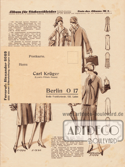 Lose beiliegende Postkarte, die sich über die Jahrzehnte am Papier festgeklebt hat:
Vorderseite der Postkarte (Maße: 14,9 x 10,4 cm / 5,87 x 4,10 in) zum Bestellen von Schnittmustern, adressiert an Herrn Carl Krüger (Lyon’s Filiale Osten), Berlin O 17, Große Frankfurterstr. 132, Laden. Für Eilbestellungen konnte auch der Fernruf Alexander 6069 gewählt werden.