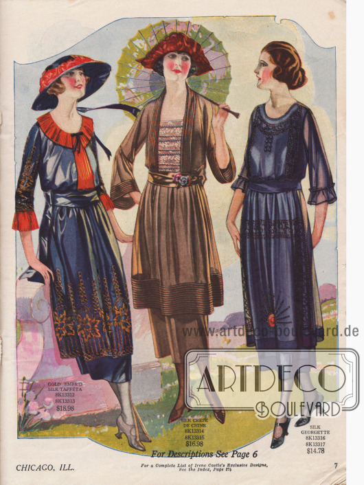 Drei wadenlange Tunikakleider aus marineblauem Seiden-Taft, mittelbraunem Seiden Crêpe de Chine und blauem Seiden-Georgette.
Roter Fältchen-Georgette ziert die Ärmel und den Ausschnitt des ersten Kleides. Das mittlere Kleid zeigt glockig geschnittene Ärmel und einen Westeneinsatz aus Spitze der durch einen smokingartigen Kragen umrahmt wird. Das rechte Kleid wird durch dezent schimmernde Glasperlen verschönert. Alle Kleider weisen Stickereien auf.