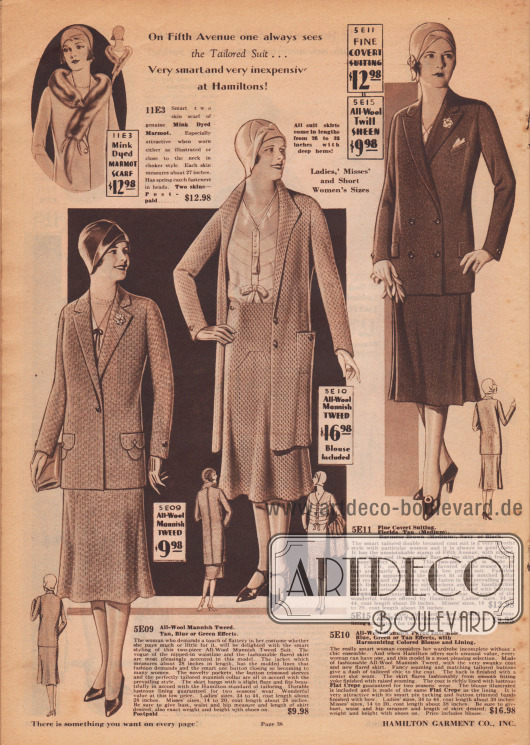 „Auf der Fifth Avenue sieht man immer das Schneiderkostüm… sehr schick und preiswert bei Hamilton Garment!“ (engl. „On Fifth Avenue one always sees the Tailored Suit… Very smart and very inexpensive at Hamiltons!“).
Das Damenkostüm links ist aus Woll-Tweed gefertigt und zeigt eine Kostümjacke, die auf einen Knopf schließt. Jacke mit eingelassenen Taschen, interessanten Taschenpatten sowie mit kleiner Ansteckblüte und glockig gearbeitetem Rock.
In der Mitte folgt ein Ensemble aus herrenmäßigem Woll-Tweed. Der Mantel mit seitlicher Tasche schließt auf zwei Knöpfen und ist mit schimmerndem Krepp gefüttert, aus dem auch die Bluse hergestellt ist. Bluse mit Haarbiesen, Blende, Schluppe und Schleife.
Rechts ein Schneiderkostüm aus herrenmäßigem Anzugstoff (Wolle) mit doppelreihiger Jacke. Zwei eingelassene Taschen mit Patten sowie eine Brusttasche für ein Stecktuch. Jacquard dient als Futterstoff für die Kostümjacke.
Oben links ein schmales Pelzkollier (Pelzschal) aus auf Nerz gefärbtem Murmeltier.
