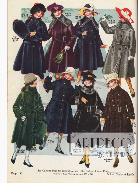 Kleidsame und warme Wintermäntel für 8 bis 14-jährige Mädchen. Die Mäntel sind aus Samtkord, „Pannette Cloth“ (Wolle mit kleinem Baumwollanteil), gestreifter Cheviot-Wolle (mit Baumwollanteil), Chinchilla, Seal Plüsch, Samt Plüsch und grob kariertem, dickem Wollgewebe.
Drei Modelle werden mit passendem Muff geliefert. Die Mäntel werden über einen breiten Gürtel mittels Schnalle oder per Verschlussknopf geschlossen. Einzelne Mäntel sind mit Pelz verbrämt. Unten rechts wird erstmals ein Trench Coat für Mädchen angeboten.
