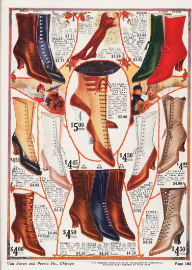 Hochgeschlossene, elegante Damenstiefel aus Ziegenleder und Lackleder.
Stiefel aus zwei-farbigem Leder (Mitte), ein Schnallenstiefel (links unten) und Stiefel mit großzügigen Ausstanzungen (rechts unten) sind besonders modisch. Besonders charakteristisch für die Stiefel sind sehr spitze Kappen und mittel hohe, geschwungene spanische Absätze.