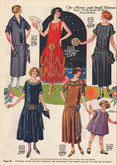 Kleider, davon drei Stilkleider, für die junge oder klein gewachsene Dame.