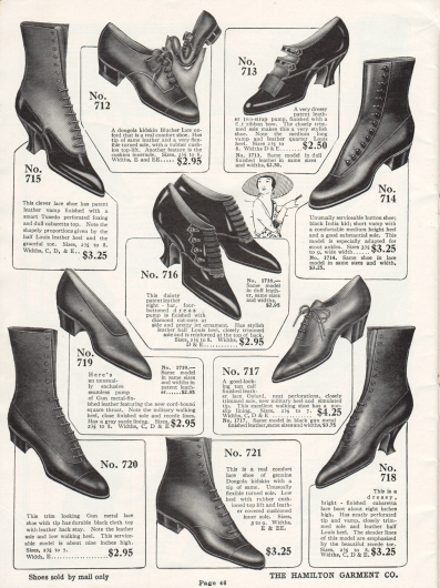 Zwei Schnallenschuhe, ein Paar Pumps, ein gewöhnliches Paar Oxfords, ein Blücher Oxford für Damen und fünf Stiefeletten sind auf dieser Seite zu finden. Diese Schuhe der günstigen Preiskategorie sind aus Lackleder oder Ziegenleder. Auffällig ist, dass die Absätze der meisten Schuhe hier eher flach sind.