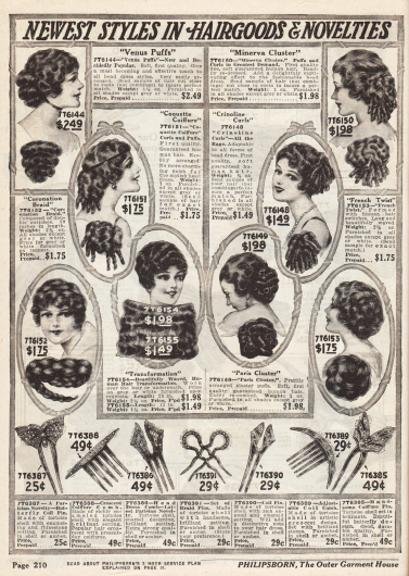 Großzügige Haarteile und Haarknoten mit Löckchen zum Anreichern des Eigenhaars. Steinchenbesetzte Haarnadeln und dekorative Haarkämme in verschiedenen Stilen, die zum Verschönern der Frisur dienen, befinden sich im unteren Bildteil.