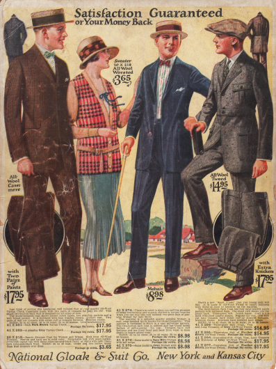 Herrenanzüge und ein Sportensemble für die Dame bestehend aus einer Strickjacke (Cardigan) und einem plissierten Sportrock.