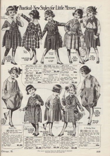 „Praktisch-neue Kleider für kleine Damen“ (engl. „Practical-New Styles for Little Misses“).
Schicke Kleidchen für 2 bis 6-jährige Mädchen aus karierten und unifarbenen Stoffen wie Chambray, Wollgewebe, Baumwoll-Serge, Gingham, Leinen oder „Rep“, einem gerippten Woll- oder Baumwollgewebe.
Links sowie rechts unten befinden sich zwei sackartige Spielanzüge mit Pumphöschen (engl. „Romper Dress“) aus widerstandsfähigem Rep oder Chambray. Kleine Stickereien, helle oder farblich abstechende Garnituren sowie aufgesetzte kleine Taschen hübschen die Modelle auf.