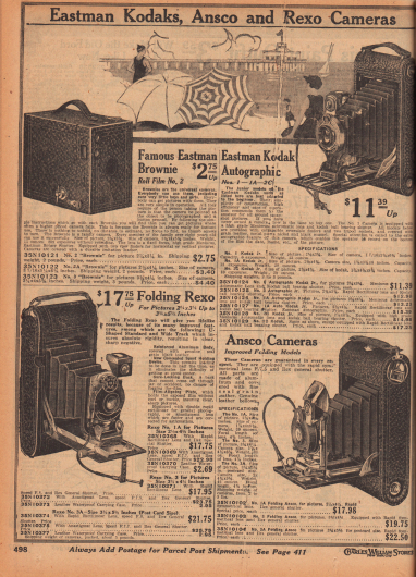 „Eastman Kodaks, Ansco und Rexo Fotoapparate“ (engl. „Eastman Kodaks, Ansco and Rexo Cameras“).
Rollfilm-Fotokameras zum Ausklappen und Einstellen der Linse der Marken Eastman Kodak, Rexo und Ansco. Oben links ist der berühmte und äußerst günstige Eastman Brownie No. 2 Fotoapparat im Kistenformat (Boxkamera) mit Überzug aus widerstandfähigem Lederimitat zu sehen. Mit dem „Brownie“ konnten sechs Fotos gemacht werden, bevor der Rollfilm ausgetauscht werden musste.
Die anderen Gerätemodelle sind Eastman Kodak No. 1, 1A und 2C, Rexo No. 1A, 3 und 3A sowie Ansco No. 1A, 3 und 3A.