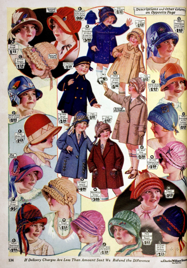Hütchen, Bonnets und Mäntel auf Wollstoffen für kleine Mädchen.
