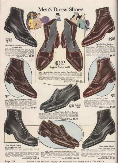 „Anzugschuhe für Männer“ (engl. „Men’s Dress Shoes“).
Ausschließlich rahmengenähte („Goodyear welted“) Halbschuhe und Stiefeletten aus braunem oder schwarzem Kalbsleder oder Cordovan-Leder (Pferdeleder) für 6,98 bis 10,50 Dollar. Bei einigen Stiefeletten wurden die Schäfte aus andersfarbigen oder angerauten, stumpfen Ledern hergestellt, so dass ein zweifarbiger Effekt entsteht.
Der Großteil der Modelle zeigt die Oxford-Schnürung (geschlossene Schnürung, hier „Balmoral Lace Shoe“), ein Paar links unten die Derby-Schnürung (Derbyschaftschnitt mit offener Schnürung). Alle Paare mit Lyralochung an der geraden Querkappe, zwei Modelle mit Flügelkappe, davon eines mit Vorderkappenmuster (Lochlinienverzierung), sog. Fullbrogue.