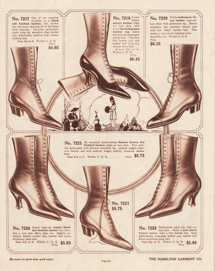 Damenstiefel zum Schnüren aus schwarzem Kalbsleder, Lackleder, mahagoni-farbenem „lotus“-Leder oder auch Havanna-farbenem Chevreauleder (Ziegenleder). Die Oberteile (Schäfte) sind teilweise in Kontrast zum Rest des Schuhs aus mattem oder hellerem Leder.
Lochlinienperforationen verzieren die Modelle. Das Stiefelpaar 7221 ist auf der spitzen Kappe mit dekorativen Medaillon-Stichen ergänzt. Die Schuhe zeigen geschweifte Louis XIV Absätze, militärisch breite Laufabsätze oder relativ niedrige Wanderabsätze.