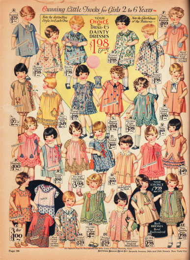 Kleidchen mit Pumphöschen (engl. „bloomer dresses“) für kleine Mädchen von 2 bis 6 Jahren. Die Kleidchen sind aus Breitgewebe, Seidenstoffen, „Peter Pan“ Leinen, Batist, Barchent (grobes Mischgewebe aus Baumwolle und Leinen), Schleierstoff, Organdy, Rayon-Taft, Seiden Crêpe de Chine und Spitze. Viele Kleidchen sind bedruckt, aufwendig bestickt oder mit Rüschen und Schleifen garniert.