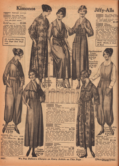 Kimonos und Overalls (hier engl. „Jiffy-Alls“ genannt) für Damen.
Die Kimonos, Morgenmäntel und Bademäntel sind aus geblümtem, bunt gemustertem oder unifarbenem Baumwoll-Krepp oder gepunktetem „Seco Silk“ (Baumwoll-Seiden-Mischgewebe). Die Kimonos sind mit Rüschen, Stickereien oder feinen Schleifen verschönt. Die Modelle werden mit schmalen Gürtelbändern oder Kordeln mit kleinen Quasten geschlossen oder sind gürtellos.
Des Weiteren werden links und rechts auf der Seite schnell anziehbare Overalls aus amerikanisch-blauem Chambray (ähnlich Denim Jeansstoff) für Frauen offeriert. Die beiden hier angebotenen Overalls sind entweder ärmel- und kragenlos oder besitzen beides. Große aufgesetzte Taschen und Bündchen am Knöchel sind charakteristisch.