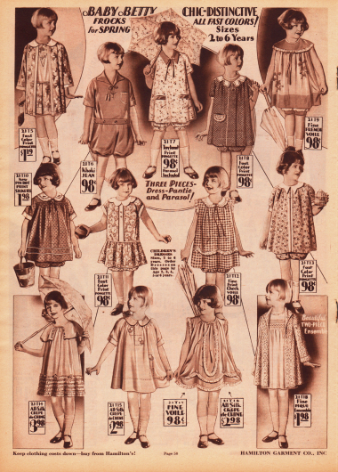 Kleidchen mit Pumphöschen (engl. „bloomer dresses“) für 2 bis 6-jährige Mädchen. Oben links und unten rechts finden sich auch zwei Ensembles für kleine Mädchen.
Die Kleidchen sind aus waschbarer Rohseide, Khaki-Jeansstoff, französischem Schleierstoff (Voile), Seide, Seiden Crêpe de Chine oder Pikee hergestellt. Viele Stoffe sind farbig bedruckt oder sind mit Stickereien versehen. Die feineren Sommermodelle sind mit zierlichen Rüschen garniert.