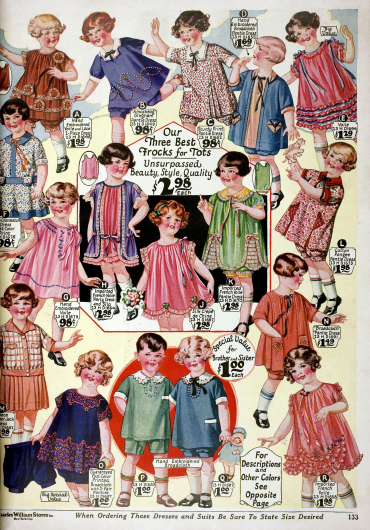Sogenannte „Bloomer Dresses“ (weit geschnittene Kleidchen mit passenden Höschen) für kleine Mädchen bis max. 6 Jahre aus Schleierstoff, Gingham, Breitgewebe, Baumwoll-Seide sowie Seiden Crêpe de Chine.