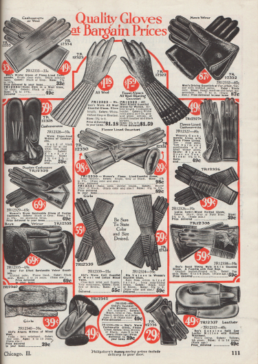 „Qualitäts-Handschuhe zu Schnäppchenpreisen“ (engl. „Quality Gloves at Bargain Prices“).
Handschuhe und Strickhandschuhe für Arbeit, Straße, Sport oder auch feine Anlässe für die ganze Familie. Die Handschuhe sind aus Leder, Velours oder vor allem aus Wolle und Kaschmirwolle. Bei einzelnen Handschuhen sind die Handgelenke mit Kaninchenfell oder mit Webpelz verbrämt.
Unten rechts befindet sich ein Handschuh-Paar aus Maultier- bzw. Eselleder für Jungen für 59 Cent, das mit einem Stern bestickt ist. Oben rechts ist zudem ein Paar Autohandschuhe für Männer für 87 Cent.