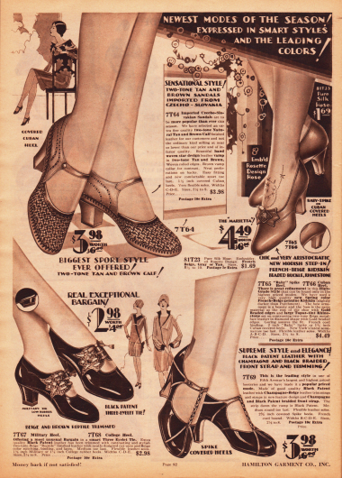Pumps, Schnallenschuhe und Sommersandalen für Frauen und junge Damen. Die Damenschuhe sind aus schwarzem Lackleder oder beigem Rindsleder und des Öfteren mit helleren oder dunkleren Ledersorten kombiniert.
Oben links befindet sich ein aus der Tschechoslowakei importierter sommerlicher Sandalenpump aus luftdurchlässigem und hangeflochtenem Leder und zusätzlichen Perforationen. Die Schuhe sind mit hohen, schlanken Absätzen („spike heels“), Kubanischen Absätzen, militärischen oder auch niedrigen „college heels“ bestellbar.