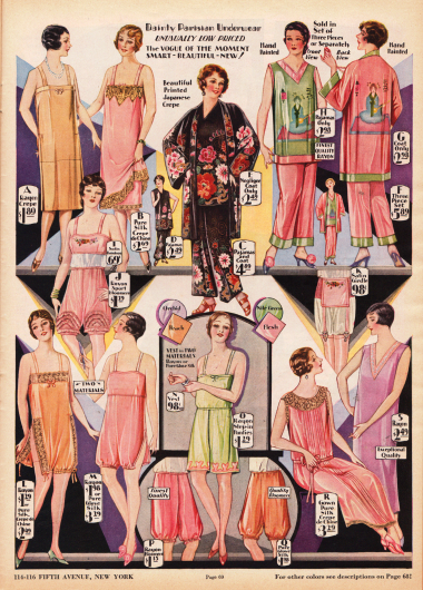 Damenunterwäsche und Pyjamas aus Rayon, Rayon Krepp, Seiden Crêpe de Chine und teilweise mit Spitze. Die eleganten Pyjamas oben rechts sind aus leuchtend farbig bedrucktem, glänzendem Seiden Krepp und Rayon Jersey mit japanischen Motiven. Sie bestehen aus drei Teilen, die alle separat bestellt werden können (D-H).
Bei der Unterwäsche sind Unterröcke (A, B), ein Bustier (I), Pumphöschen (J, O, P, Q), ein Hüfthalter (K), einteilige Hemd-Höschen Kombinationen (L, M), ein Hemdchen (N) sowie zwei Nachthemden (R, S) zu finden. Die gängigen Farben für die hier gezeigte Unterwäsche sind „Orchid“, „Peach“, „Nile Green“ und „Flesh“.