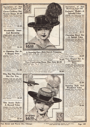 Seite mit den Beschreibungen der Hutmodelle der vorangegangenen Seite und zwei recht breitkrempigen Damenhüten aus Samt (oben) sowie Samt und Seide (unten). Beide Hüte zeigen große, voluminöse Straußenfedern.