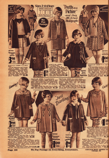 „Bloomer dresses“ (dt. Kleidchen mit Pumphöschen) für Mädchen von 2 bis 6 Jahre für zu Hause oder zum Spielen sowie Kleidchen und Ensembles für die Schule für ältere Mädchen im Alter von 6 Jahren.
Die Kleidchen sind aus Samt und Tweed, Baumwolle, Leinen, Baumwoll-Flanell, Samt, Woll-Jersey, Baumwoll-Breitgewebe, Baumwoll-Jersey und Samtkord.