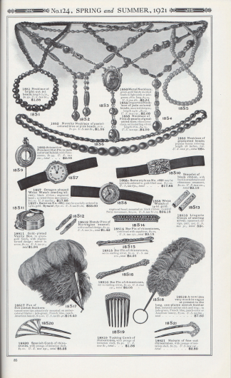 Nr. 124, FRÜHLING und SOMMER, 1921.

18S1: Halskette aus hellen geschliffenen Jet-Perlen; Länge 24 Zoll, 1,50 $. U.S.-Steuer 8c. … 1,58 $.
18S2: Neuartige Halskette aus pastellfarbenen blauen oder rosa Perlen; 26 Zoll, 1,50 $. U.S.-Steuer 8c. … 1,58 $.
18S3: Metallkette; grün-goldene Ausführung; melierte Perlen in Hellrosa oder Jadegrün; 28 Zoll lang, 5,25 $. U.S.-Steuer 26c. … 5,51 $.
18S4: Importierte Halskette aus jadefarbenen Perlen; sortierte Designs; Länge 24 Zoll, 2,50 $. U.S.-Steuer 13c. … 2,63 $.
18S5: Halskette aus französischen Perlen in abgestufter Größe; Strasssteinverschluss, gefasst in Sterlingsilber; Länge 18 Zoll, 4,75 $. U.S.-Steuer 24c., 4,99 $.
18S6: Halskette aus abgestuften Perlen; beliebte Henna-Färbung; Länge 28 Zoll, 65c. U.S.-Steuer 3c., insgesamt 68c.
18S7: Achteckige Armbanduhr (Sterlingsilber); schwarzes Band; gravierte Lünette; Schweizer Uhrwerk mit 15 Lagersteinen, 17,00 $. U.S.-Steuer 85c. … 17,85 $.
18S7A: Wie Nr. 18S7; kann speziell in 14-karätigem Gold bestellt werden. Spezialpreis 32,00 $. U.S.-Steuer 1,60 $… 33,60 $.
18S8: Armbanduhr aus 14-karätigem Gold, gravierte Lünette, montiert auf schwarzem Band; Schweizer Uhrwerk mit 15 Lagersteinen, 23,00 $. U.S.-Steuer 1,15 $… 24,15 $.
18S8A: Gleicher Stil wie Nr. 18S8, kann gesondert bestellt werden, mit vergoldetem Gehäuse, 17,00 $. U.S.-Steuer 85c., insgesamt… 17,85 $.
18S9: Attraktive Hutnadel mit Anhänger aus jadefarbenem Zelluloid, mit Strasssteinen, 1,95 $. U.S.-Steuer 10c., gesamt… 2,05 $.
18S10: Armband aus schwarzem Band, mit Schnallenaufsatz und Strassverzierung, 2,00 $. U.S.-Steuer 10c, gesamt… 2,10 $.
18S11: Vergoldete Puderdose in grün-goldener Ausführung mit geschliffenem Design; Spiegel im Deckel, 1,75 $. U.S.-Steuer 9c., gesamt… 1,84 $.
18S12: Handliche Haarnadeln aus norwegischer Emaille; mit Rosenknospen-Motiv, 1,35 $. U.S.-Steuer 7c., gesamt… 1,42 $.
18S13: Trägerklemmen für Damenwäsche aus Sterlingsilber; durchbrochenes Design, Paar, 50c. U.S.-Steuer 3c., gesamt… 53c.
18S14: Lange schmale Brosche aus Strasssteinen, kombiniert mit Saphiren, 3,00 $. U.S.-Steuer 15c., gesamt… 3,15 $.
18S15: Lange schmale Ziernadel aus Strasssteinen, gefasst in Sterlingsilber, 2,25 $. U.S.-Steuer 11c., gesamt… 2,36 $.
18S16: Feine Ziernadel besetzt mit Strasssteinen, eingefasst in Sterlingsilber, 2,90 $. U.S.-Steuer 15c., gesamt… 3,05 $.
18S17: Fächer aus fünf Straußenfedern; oben gebogene Spitzen attraktiv auf bernsteinfarbenen Blättern montiert; erhältlich in Jadegrün, französisch Blau, Pfirsich oder amerikanische Schönheit, 15,00 $. U.S.-Steuer 1,40… 16,40 $.
18S18: Eine neue Idee, die zurzeit sehr in Mode ist, ist der lange, einblättrige Straußenfederfächer; Stange und Ring aus imitiertem Bernstein; in den Farben Jadegrün, französisch Blau, Pfirsich oder amerikanische Schönheit bestellbar, 7,00 $. U.S.-Steuer 60c., gesamt… 7,60 $.
18S19: Einsteckkamm aus Strasssteinen, mit Zinken aus Muschelimitat, 1,50 $. U.S.-Steuer 8c., gesamt… 1,58 $.
18S20: Spanischer Kamm aus Strasssteinen, mit Zinken aus Muschelimitat, 5,00 $. U.S.-Steuer 25c., gesamt… 5,25 $.
18S21: Haarnadel aus fein geschliffenen Strasssteinen, mit Zinken aus Muschelimitat, 2,75 $. U.S.-Steuer 14c., gesamt… 2,89 $.

[Seite] 85
