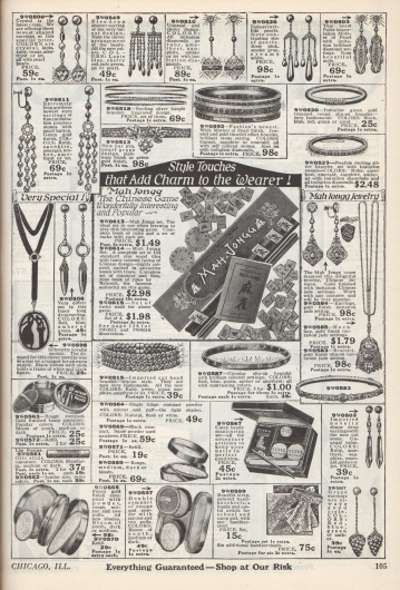 Doppelseite mit Modeschmuck, wie z.B. Knopf-Ohrringen und langen Ohranhängern, Armbändern, Armreifen und Ringen, Halsketten, Schärpen sowie Medaillons aus Metallen und Glas.
Unten mittig zeigen sich Kosmetikartikel wie Lippenstifte, Puderdosen mit integrierten Spiegeln, Kajal, Rouge und ein Fingernagel-Pflegeset mit Nagelhautentferner und Nagelfeile der Marke „Cutex“.
Um 1924 entwickelte sich das nach Amerika gebrachte Spiel Mahjong (engl. „Mah-Jongg“) zu einer regelrechten Modehysterie, so dass auch das Versandhaus Philipsborn’s dieser Modewelle Rechnung trug, indem es auch hier in seinem Angebot das Spiel vertrieb. Rechts daneben befindet sich auch passender Mahjong Modeschmuck. Bezug zum Spiel wird nochmals auf Seite 128 genommen.