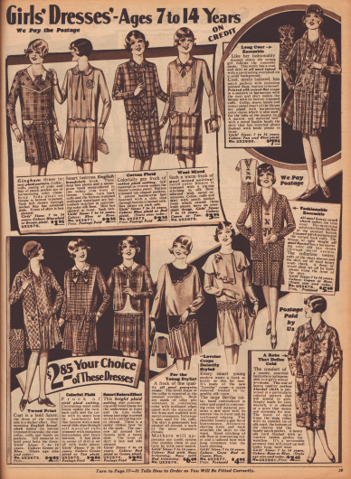 „Mädchenkleider – Für 7 bis 14-jährige – Auf Kredit“ (engl. „Girls‘ Dresses‘ – Ages 7 to 14 Years – On Credit”).
Unter den schicken Kleidern für junge Mädchen befinden sich auch drei Ensembles, ein Kleid mit Bolero-Effekt und ein Bademantel aus bunt bedrucktem Baumwollgewebe für Mädchen. Die Ensembles wurden aus Woll-Tweed und buntem Krepp, Woll-Flanell sowie englischem Breitgewebe hergestellt. Für die Kleider wurden grob karierte Baumwolle, englisches Breitgewebe, Woll-Mischgewebe oder Woll-Georgette Krepp verwendet. Stickereien und Schleifen werten die Modelle auf.