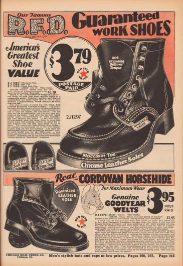 „Unsere berühmten R. F. D. Arbeitsschuhe mit Garantie. Amerikas größter Schuhwert – Echtes Cordovan-Pferdeleder“ (engl. „Our Famous R. F. D. Guaranteed Work Shoes. America’s Greatest Shoe Value – Real Cordovan Horsehide“).
Zwei Arbeitsschuhe mit offener Derby-Schnürung für junge Männer und Herren. Die Stiefeletten sind aus geölten, genarbtem und nachgegerbtem Kuhleder bzw. Rindsleder oder Cordovan-Leder, das aus Pferdehäuten hergestellt wird. Die Sohlen sind aus chromgegerbtem, widerstandsfähigem Leder oder „rosinized leather“ (?) gearbeitet.
Das obere Modell ist ein Schuh der Chicago Mail Order Eigenmarke R. F. D. („Rugged-Full Cut-Dependable, Reg. U.S. Pat. Off. – Dienstleistungsmarke nach US-Markenrecht) und wurde mit einer Garantie von sechs Monaten angeboten. Es konnte in drei verschiedenen Kappen-Varianten (Mokassin, glatt Kappe oder mit gelochter Querkappe) geliefert werden. Das untere Modell ist rahmengenäht („Goodyear welted“).