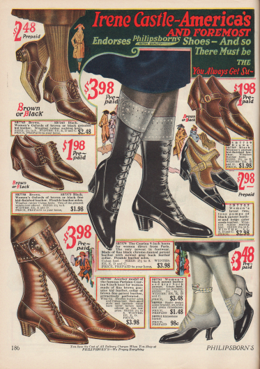 Seite mit Schuhen und Stiefeln. Neu und besonders modisch sind im Jahr 1922 russische Stiefel aus schwarzem Lackleder und verzierten Aufschlägen (unten rechts).
Pumps mit Schnalle und Oxfords weisen niedrige Absätze und spitze Kappen auf. Unten in der Mitte befinden sich besonders kleidsame Abendschuhe aus Lackleder.