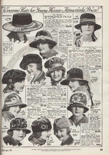 „Gefällige Hüte für junge Mädchen – zu attraktiven Preisen“ (engl. „Winsome Hats for Young Misses – Attractively Priced“).
Hüte aus Velvetta (wohl samtartiger Stoff), Biber-Plüsch (Webpelz), Samt, Cord (Kord), Khaki-Gewebe oder sogar Lackleder (ganz links unten, 3R10268M) für 8 bis 20-jährige Mädchen und junge Frauen.
Unter den Modellen befinden sich ein Hut mit breiter Krempe aus transparentem Gewebe, Schottenmützen (engl. „Tam-O-Shanter“), ein Jockey Hut (3R10270M), Toques sowie ein militärisches Schiffchen (engl. „Over-Seas hat“, unten rechts, 3R10264M) mit einer Metallaufschrift mit dem Schriftzug „Victory“ (dt. Sieg).
Als Aufputz der Hüte dienen Gebinde aus Kunstblumen und Blattwerk, Satinbänder sowie Ripsbänder mit Schleifchen, Bandschleifen, Pompons aus Kaninchenfell, künstliche Rosenknospen, lange Bändchen, Perlornamente oder auch Metallschließen.