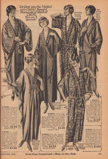 Kimonos, Morgenröcke und Roben aus Baumwollkrepp und Brokat-Kord. Die Roben sind teilweise bestickt, haben sehr weite Glockenärmel, sind berandet mit Rüschen oder zeigen eine Japan Musterung.