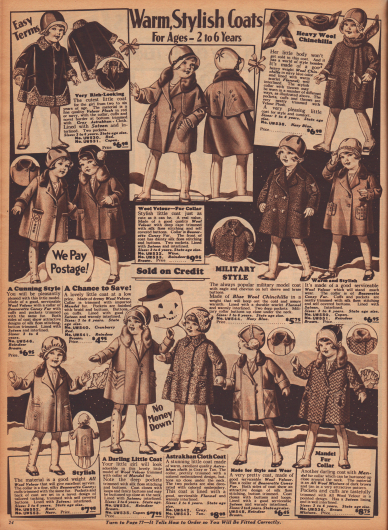 „Warme, schicke Mäntelchen – Für 2 bis 6-jährige Mädchen“ (engl. „Warm, Stylish Coats – For Ages 2 to 6 Years“).
Weite, fast knielange Mäntelchen aus Velours-Plüsch, Woll-Velours, Woll-Chinchilla, Astrachan und Woll-Mischgewebe für kleine Mädchen. Die Mäntel sind mit grauem Astrachan-, Biber-, Chinchilla- oder Kaninchenpelz sowie „Mandel fur“ (chinesisches Schaf) verbrämt. Stickereien und kleine Knöpfchen hübschen die Modelle auf.