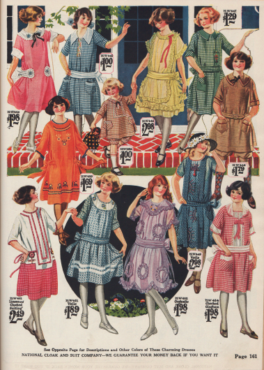 Kleider für Mädchen im Alter von 7 bis 14 Jahren aus Leinen, Gingham, Organdy, Schleierstoff und Baumwolle.
Ein braunes Knickerbockerkleidchen (oben rechts) und ein weites Kleidchen mit Höschen für kleine Mädchen (Mitte oben) fallen aus dem Rahmen.
