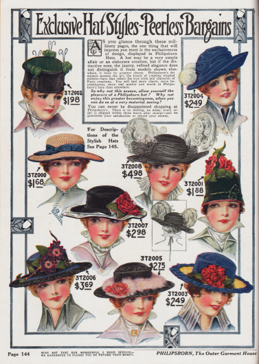 Kleidsame Damenhüte, mal einfach gehalten, mal extravagant.
Ein Großteil der Hüte wird durch Popmons (Hut oben links), kleine Blüten oder auch große Federarrangements (schwarzer Hut, Mitte) aufgewertet. Einfache Hüte werden durch Bänder und Schleifen verziert, wie der strohfarbene Kordhut (Mitte links). Auch Turbane und turbanähnliche Hüte ohne Krempe sind 1916 in Mode (Modell oben links, Modell Mitte rechts).