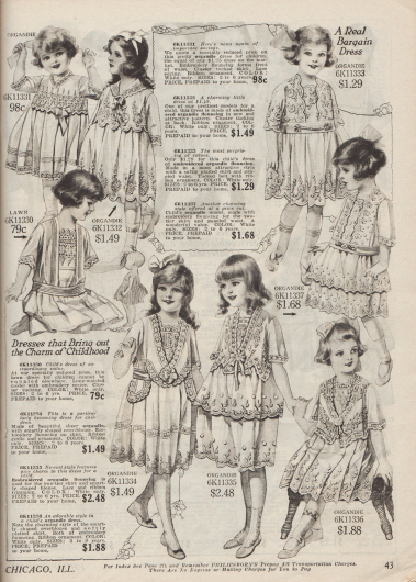 Kleidchen für Mädchen von zwei bis sieben Jahre aus „lawn cloth“ (flach gewebter Leinenstoff), Organdy (transparenter Batist) und anderen leichten netzartigen Stoffen mit reichen Stickereien und Spitze.