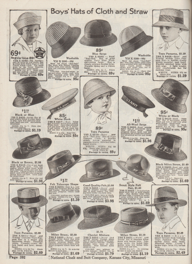 „Hüte aus Stoff und Stroh für Jungen“ (engl. „Boy’s Hats of Cloth and Straw“).
Sommerhüte aus dunklem oder hellem Stroh und Glanzstroh, sportliche Strand- und Spielhüte (hier „Rah-Rah Hats“ genannt), Matrosen- und Segelhüte mit der Aufschrift „U.S. Navy“, ein Pfadfinderhut sowie Teleskop-Hüte, Fedora Hüte aus Filz („Trooper shape Hat“), Toyo-Panama Hüte und Strohhüte aus Milanstroh. Fast alle Modelle mit Ripsbändern und Schleifen.